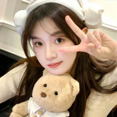 窗边女孩眼中对街的屋中女子